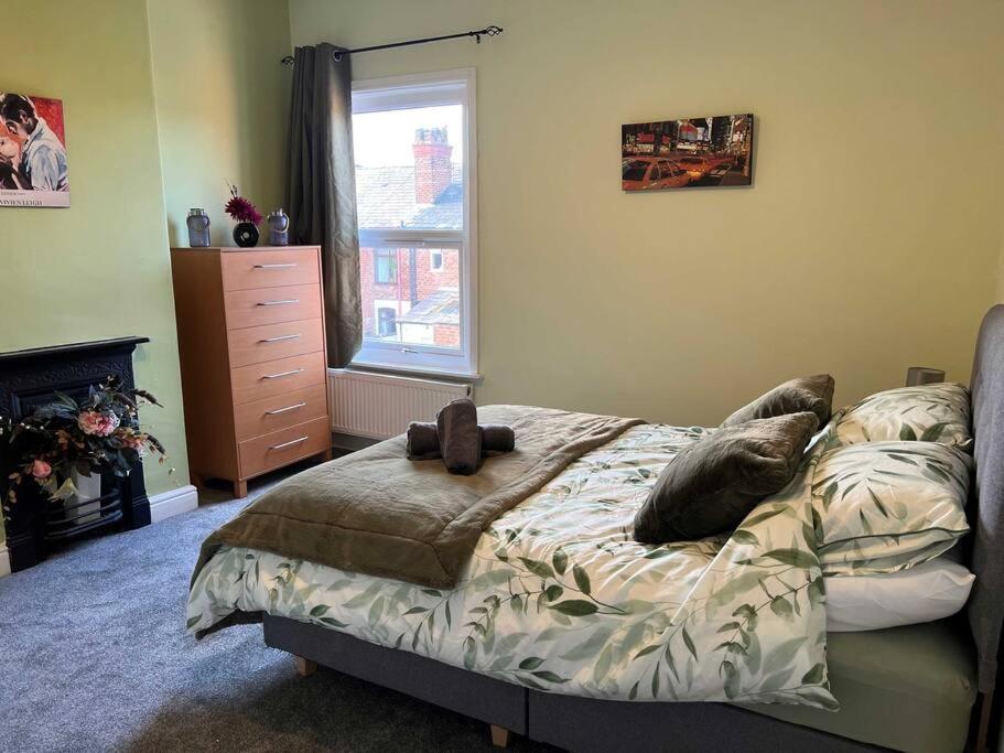 Spacious 2-Bedroom House In Stockton Heath With Free Wifi By Amazing Spaces Relocations Ltd Warrington  Exterior foto
