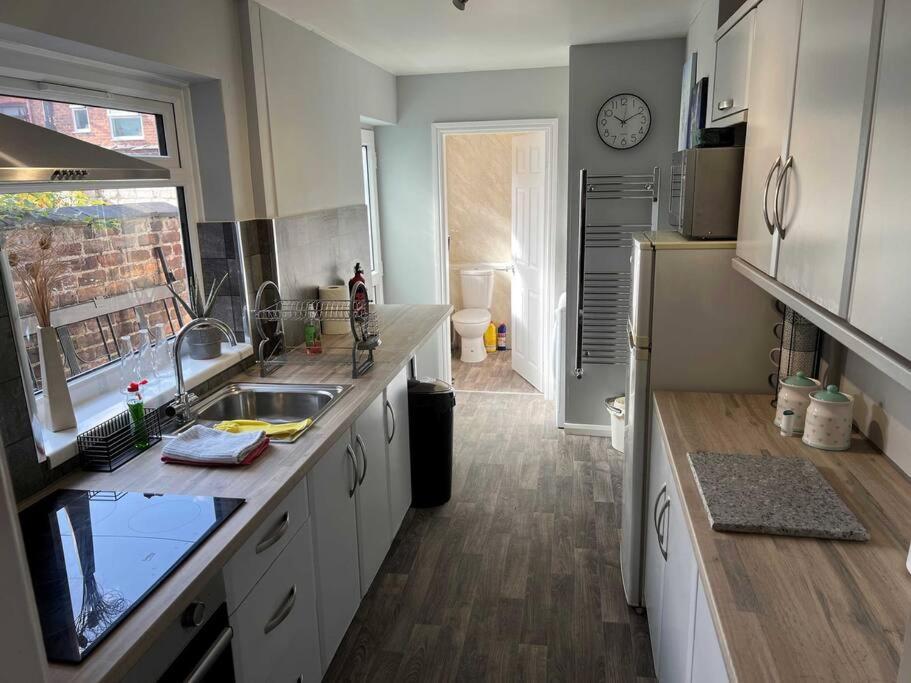 Spacious 2-Bedroom House In Stockton Heath With Free Wifi By Amazing Spaces Relocations Ltd Warrington  Exterior foto